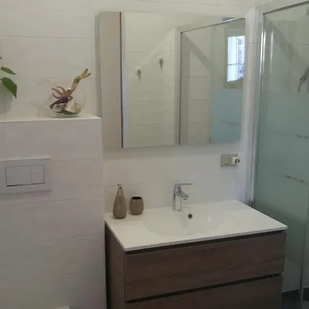 Benjamin לינה וארוחת בוקר באדזי